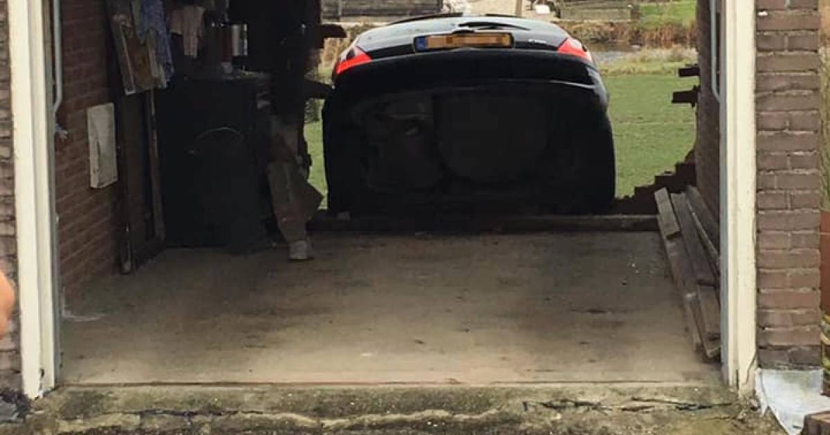 Oei, die stond niet in achteruit Nederlander rijdt dwars door muur van zijn garagebox, de