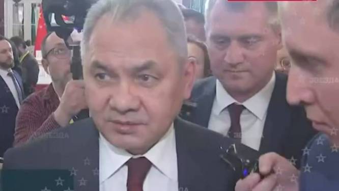 KIJK. Russisch defensieminister stapt weg uit interview na vraag over einde oorlog in Oekraïne