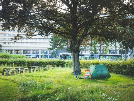 “Wieslaw ligt te sterven op straat, en niemand die hem helpt”: buurt slaakt noodkreet voor terminale Poolse zwerver