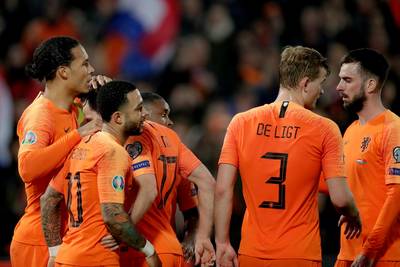 De jas van favoriet past het Nederlands elftal