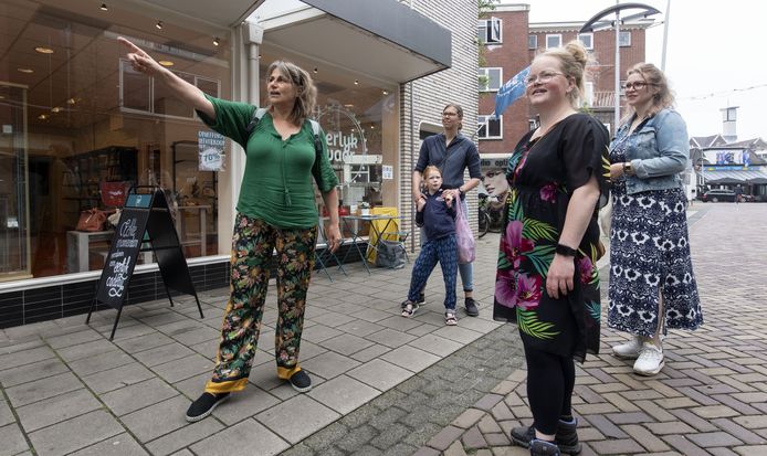 De Zero Waste Tour door binnenstad begint bij de winkel Eerlijk Waar.  Agnes Booijink (links) wijst Sefanja met dochter Lisa, Marlijn en Thari de weg.