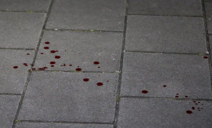Bloedspetters op de grond bij de plaats van de moord aan de Molenweg.