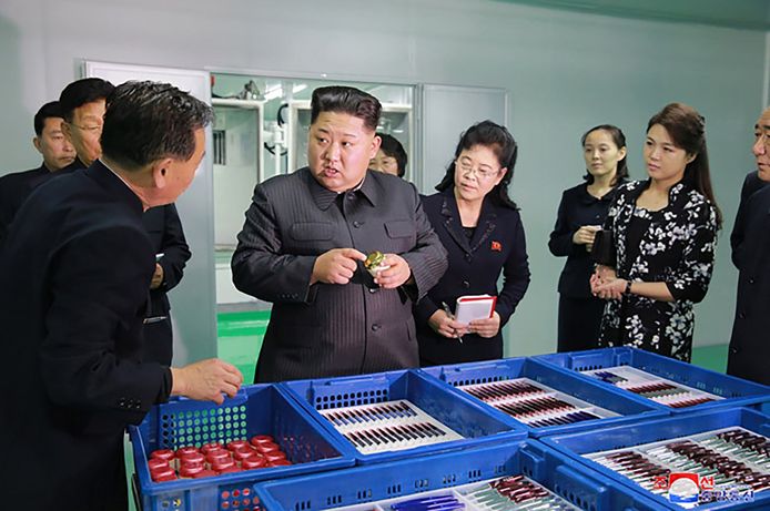 Kim Jong-un en zijn vrouw Ri Sol-Ju (uiterst rechts) brachten dit weekend een bezoek aan een Noord-Koreaans cosmeticabedrijf.