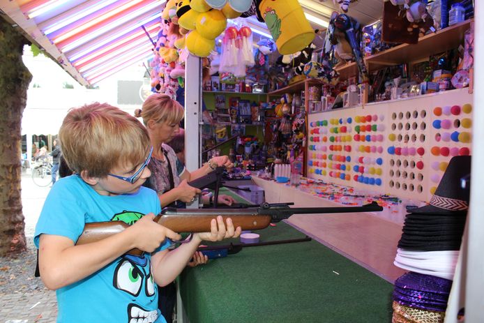 Kinderen schieten op de kermis.