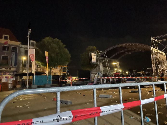 De kop van het Bellamypark in Vlissingen is afgezet met linten. Het podium van het Kickoff Festival wordt al afgebroken. Aan de overkant, voor café Tripel Blond, zijn door de politie schermen geplaatst.