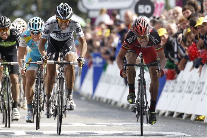 Evans won de derde rit na een millimeterspurt met Alberto Contador op de Mûr-de-Bretagne.