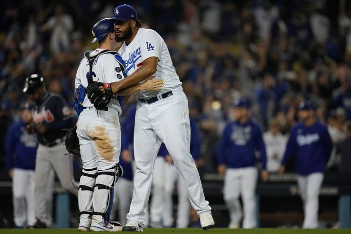 Kenley Jansen (r) wordt na zijn optreden gefeliciteerd door catcher Will Smith.