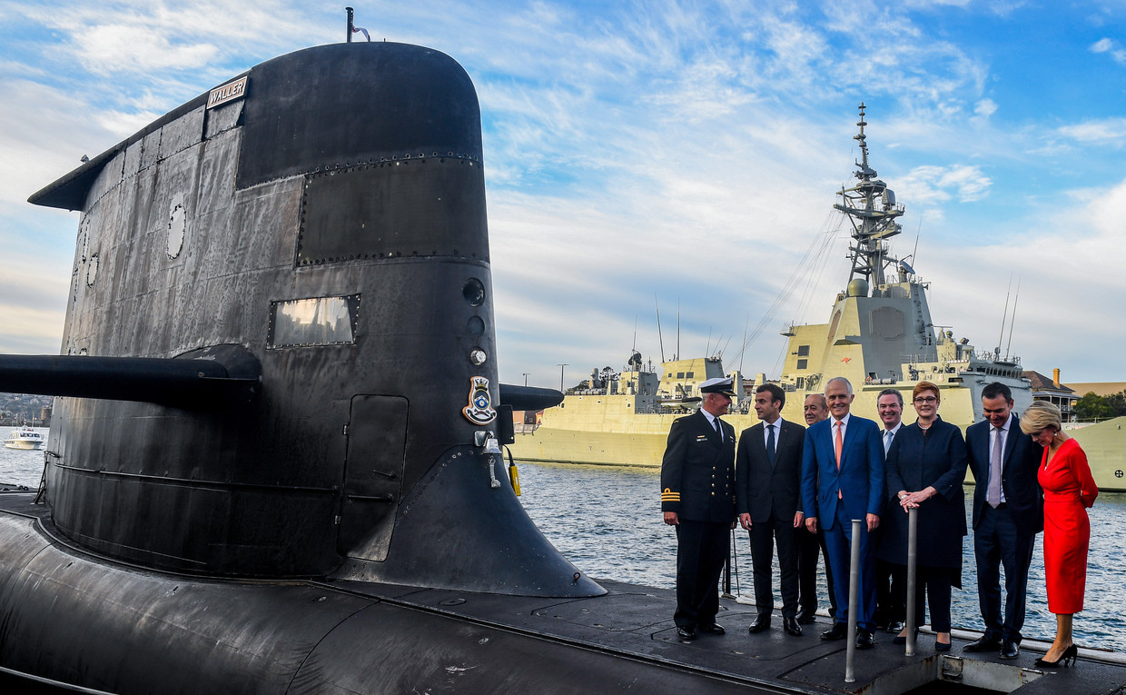 2018: French President Macron (captain's right) poses with then-Australian Prime Minister Malcolm Turnbull (center left) and his cabinet members aboard the Sydney submarine HMAS Waller.  Picture cartridge