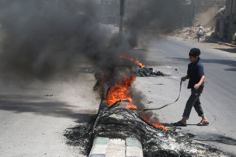 Verbrande autobanden in Aleppo moeten het zicht van piloten die luchtaanvallen uitvoeren verstoren. Beeld reuters