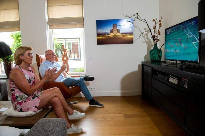 Marco Wolves en zijn vrouw Hetty Verhulst terwijl ze nog gewoon op televisie naar hun dochter kunnen kijken...