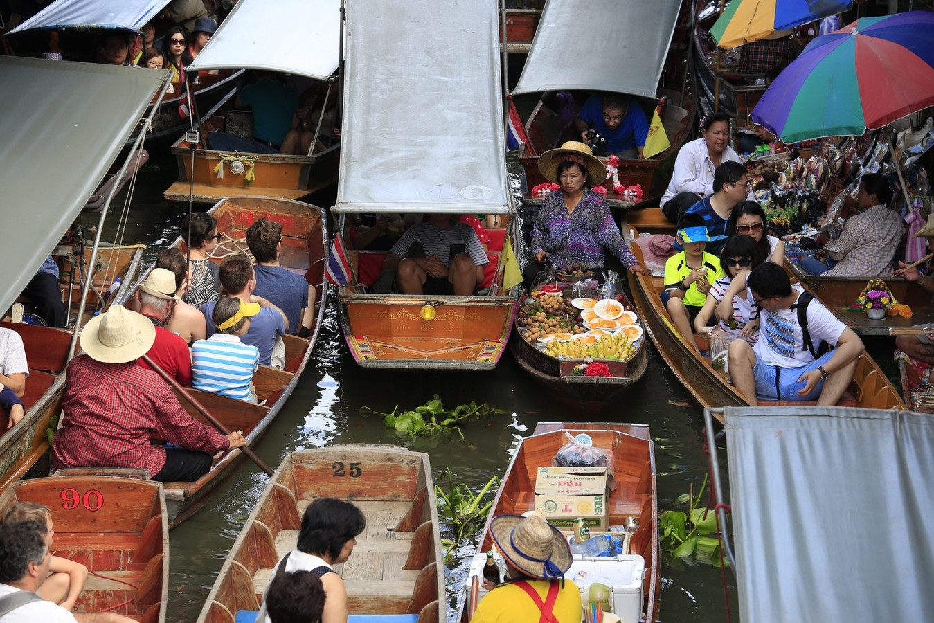 Touristes visitant un marché flottant