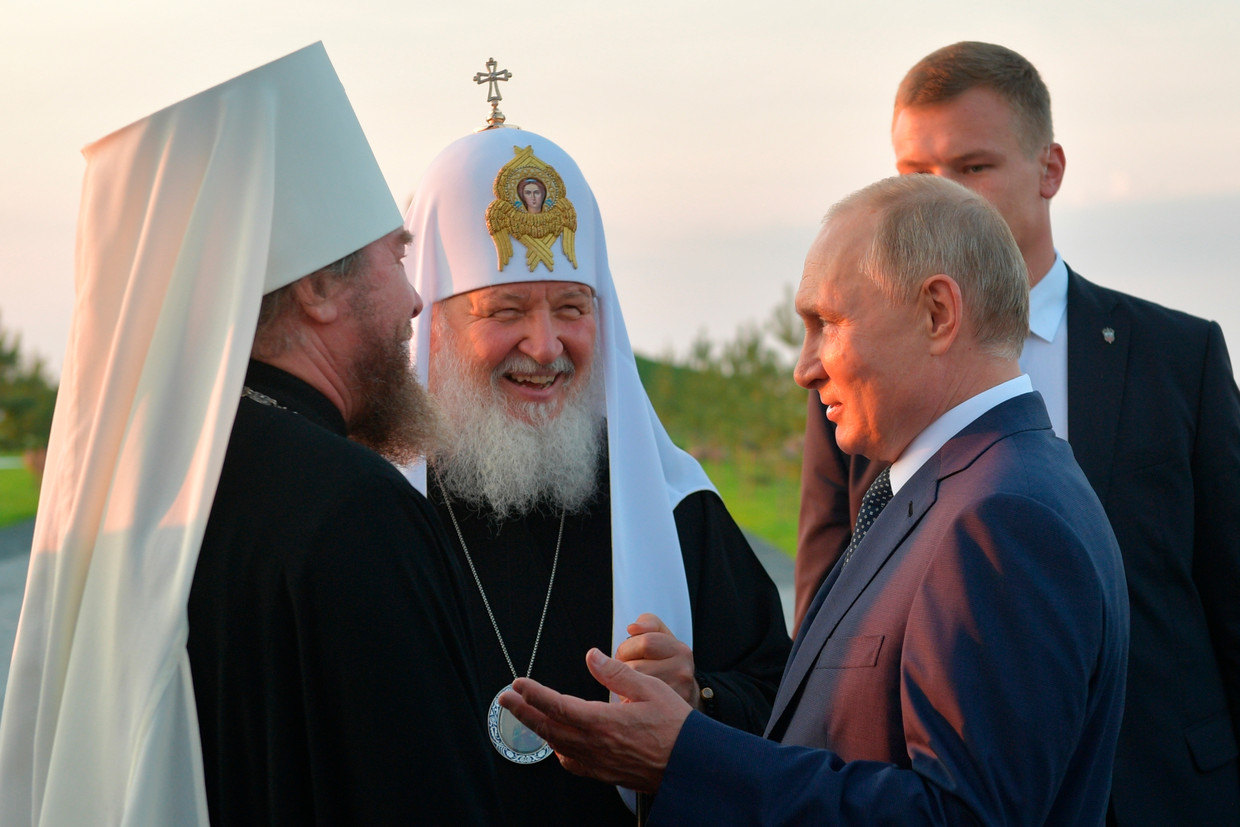 President Poetin (rechts) en patriarch Kirill (midden). Beeld AP
