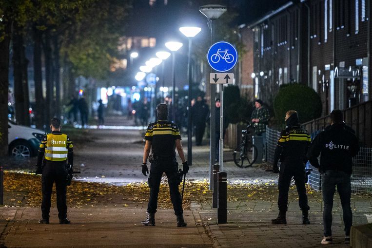  Politie op straat tijdens rellen in Roermond. Beeld ANP