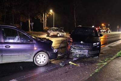 Ongeval met drie auto's bij Delden, slachtoffer uit wrak geknipt door brandweer