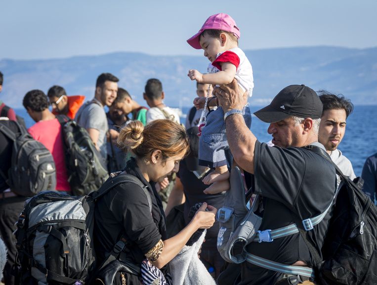Vluchtelingen komen aan op het Griekse eiland Lesbos. Beeld anp