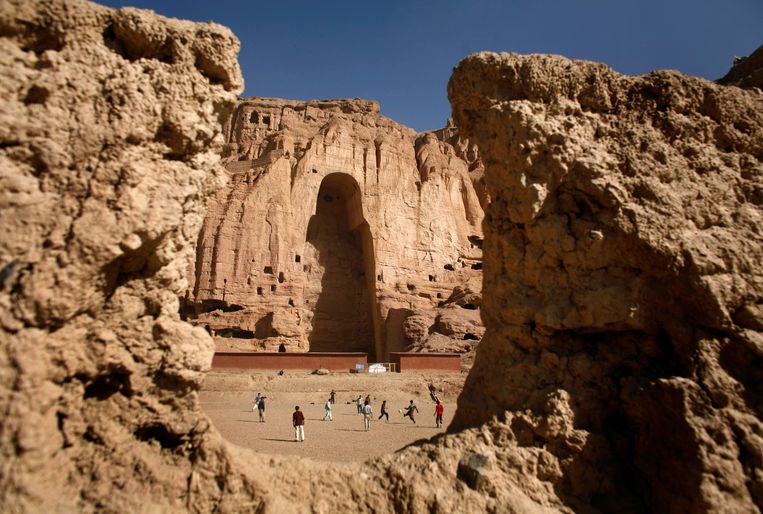 De nis waar millennialang een enorm boeddhabeeld stond, totdat de taliban het opbliezen. Beeld REUTERS