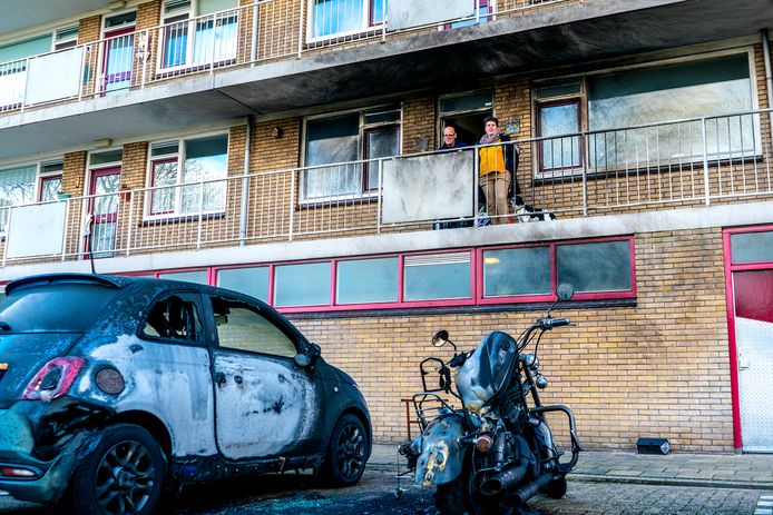 Op de foto rechts: Karin Vogelaar voor haar woning. Samen met haar man.