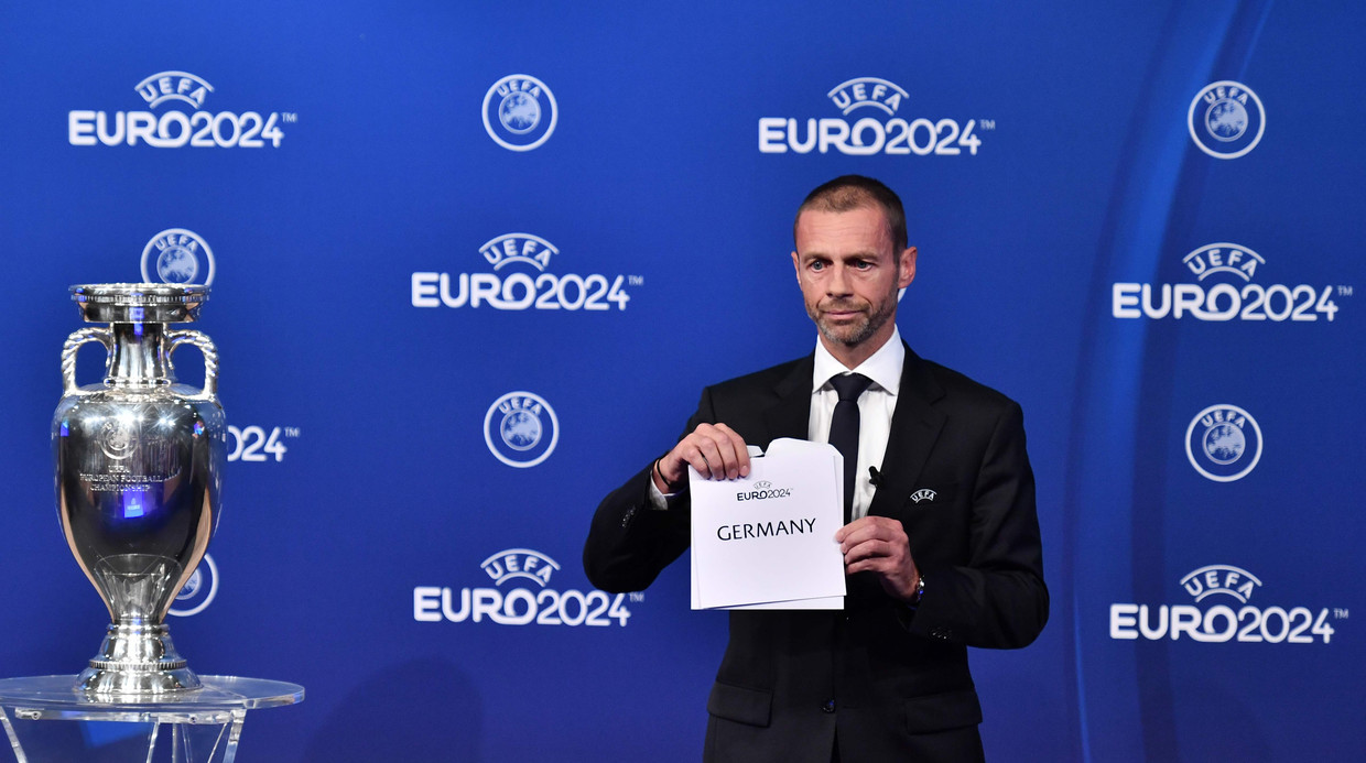 Uefa-voorzitter Aleksander Ceferin maakte donderdag de keuze voor Duitsland bekend. Beeld AFP