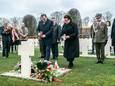 De nieuwe Poolse ambassadeur Margareta Kassangana en minister van veteranenzaken Jan Jozéf Kasprzyk bij het graf van generaal Stanislaw Maczek op het Pools militair ereveld in Breda.