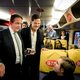 Politici in de trein met jonge kiezers