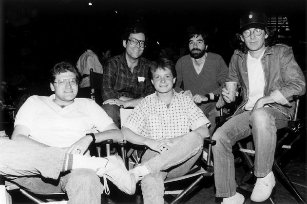 Michael J. Fox, entouré par Zemeckis et Spielberg notamment, partageait sa vie entre les plateaux de "Sacrée Famille" et "Retour vers le Futur". "Il était jeune et n'avait pas besoin de beaucoup d'heures de sommeil", dira Bob Gale (assis à l'arrière-droite de l'acteur).