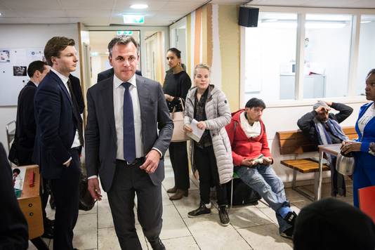 Staatssecretaris Mark Harbers in de Pauluskerk in Rotterdam, een opvangplek voor illegalen. Veelal asielzoekers die niet uit te zetten zijn.