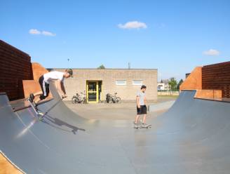 Drie jaar na heropening sluit skatepark aan sporthal opnieuw: "Verschillende houten onderdelen zijn rot waardoor skaten te gevaarlijk is”