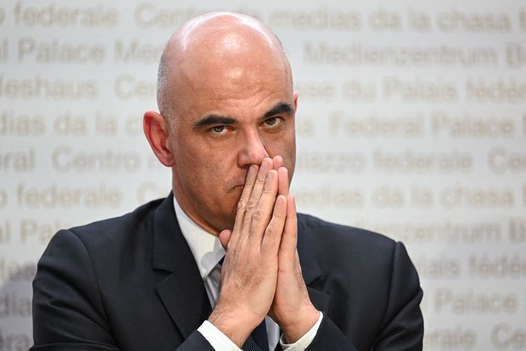 De Zwitserse president Alain Berset op de persconferentie. Beeld AFP