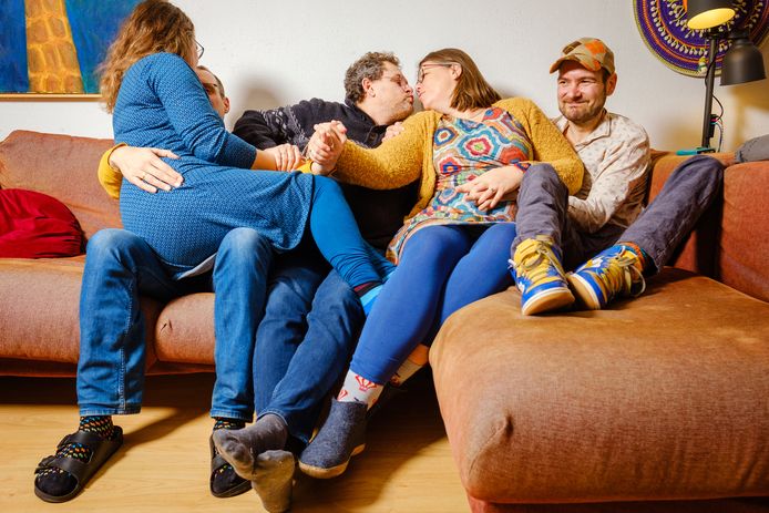 Kirsten (34), Peter (53) en Karin (43) zijn polyamoreus: ‘Ik heb drie ...