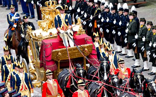 De Gouden Koets arriveert op Prinsjesdag op het Binnenhof.