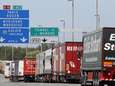 Vrachtwagens staan in kilometerslange file bij Calais en Duinkerke door stiptheidsacties: “Zo zal het er na de brexit aan toegaan”