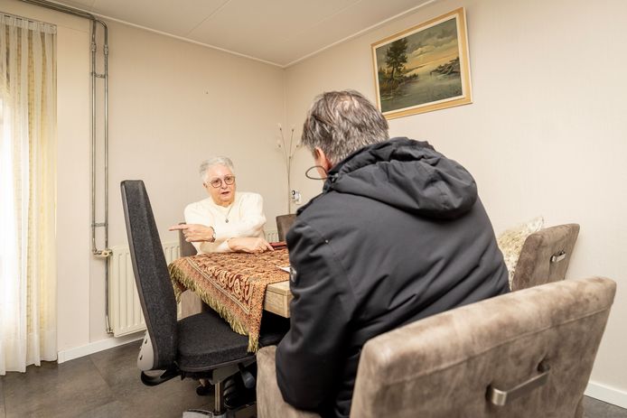 Magda Meijer klaagt over niet bezorgde post. Een teamleider van PostNL was donderdag bij haar thuis aan de Horstweg om over de problemen te praten en een oplossing te zoeken.