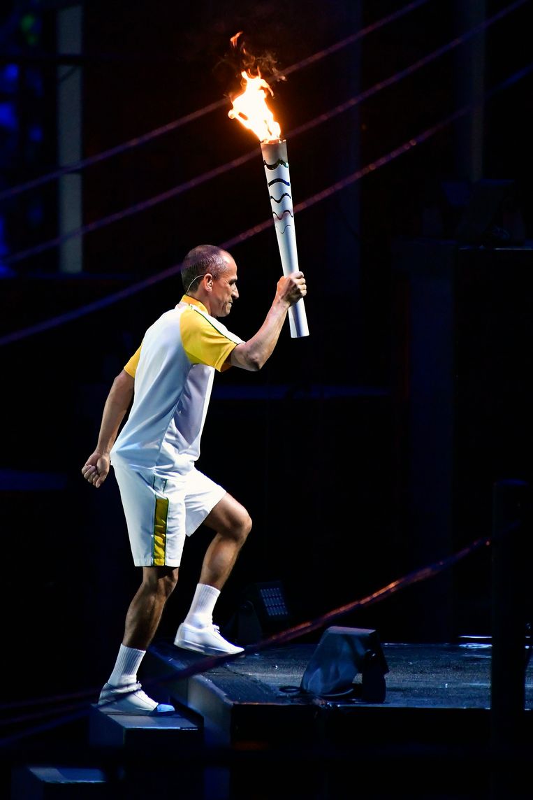 Vanderlei Cordeiro de Lima ontsteekt de olympische vlam. Beeld Photo News