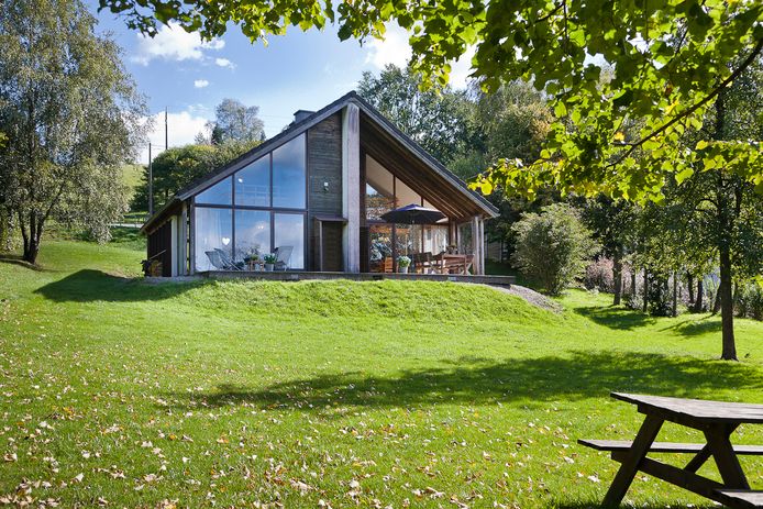 Helder ingerichte chalet met veel glaspartijen én adembenemend uitzicht.