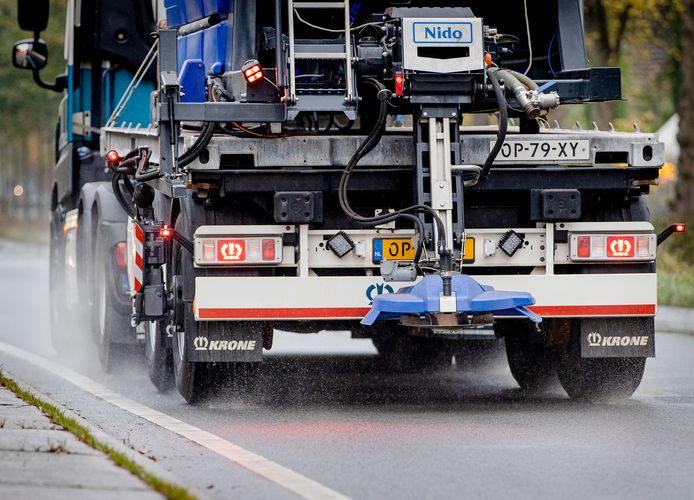 Strooiwagens rijden strooiroutes om gladheid te voorkomen in Gelderland, Overijssel en Flevoland.