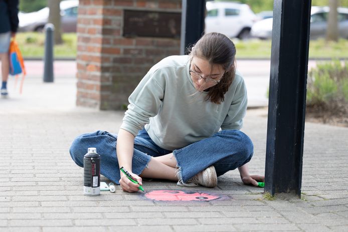 De leerlingen van SASK gaan aan de slag met onkruid, stoeptegels en hun eigen creativiteit.