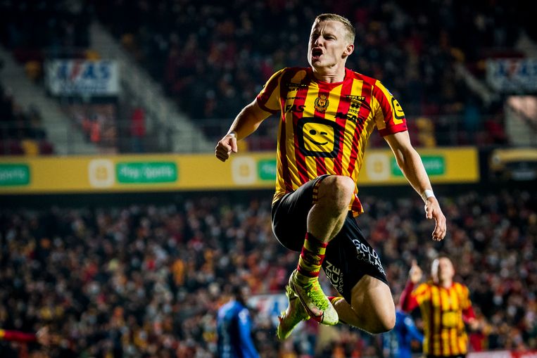 Matchwinnaar Nikola Storm van KC Mechelen viert zijn doelpunt tegen AA Gent. Beeld BELGA