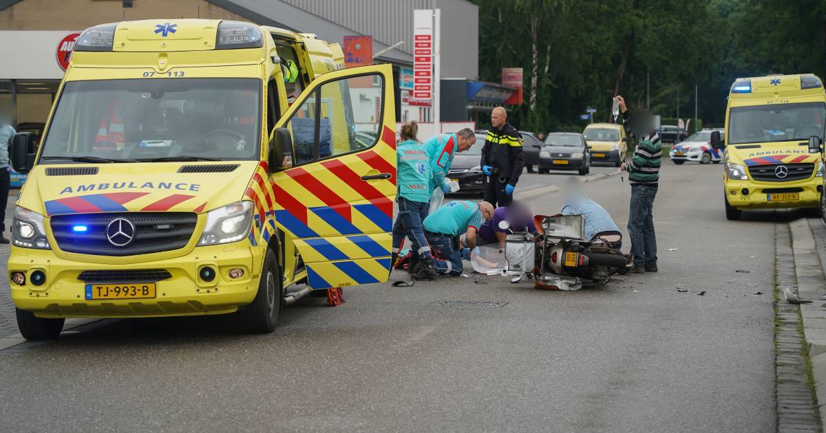 Bezorgster PostNL zwaargewond na botsing met heftruck in Zevenaar.