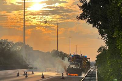 Wagen uitgebrand op E40 tussen Erpe-Mere en Wetteren, helpende passant lichtgewond