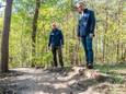 Jacco Lodewikus, voorzitter van stichting MTB Tracks Oosterhout (r) en onderhoudsman Rob Huijs op het mountainbikeparcours op het Cadettenkamp.