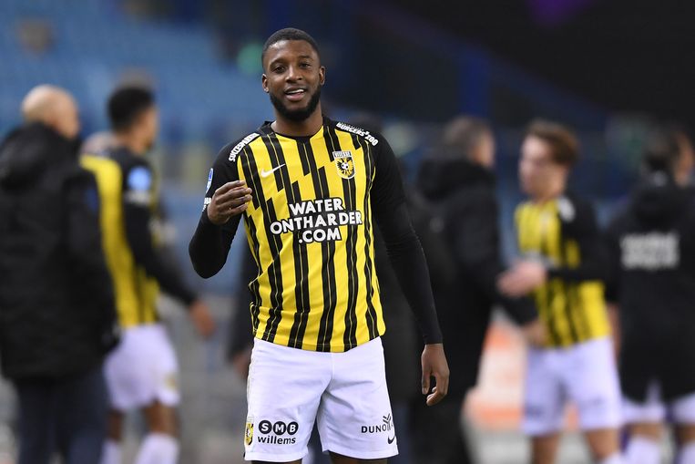 Riechedly Bazoer houdt Vitesse in de kampioensrace. 'Gewoon wedstrijdjes  blijven winnen, dan kan het heel mooi worden'