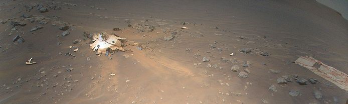 Op de luchtbeelden, gemaakt door de Marshelikopter Ingenuity, is de beschermingsschaal en de parachute te zien waarmee de Marsrobot Perseverance is geland op Mars.