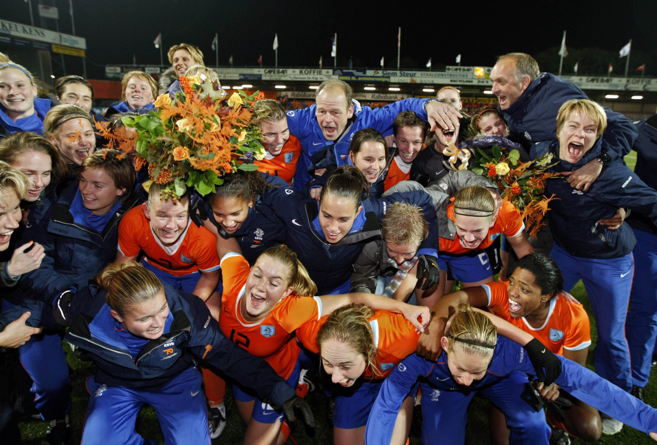 Het Nederlands vrouwenelftal viert feest na een overwinning. Rechts bondscoach Vera Pauw, die het uitschreeuwt van vreugde.
