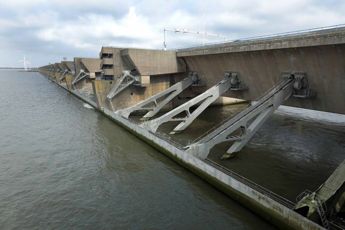 Door de bouw van de Haringvlietsluizen verstomde de hartslag van de Biesbosch.