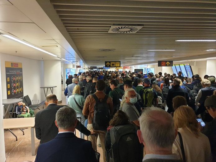 Maandagochtend stonden er lange wachtrijen aan de grenscontroles op Brussels Airport.