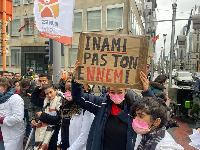 Des étudiants en médecine ont manifesté devant le cabinet de Frank Vandenbroucke pour exiger le retrait de l'article 69 du projet de loi bloquant l'octroi de numéro Inami.