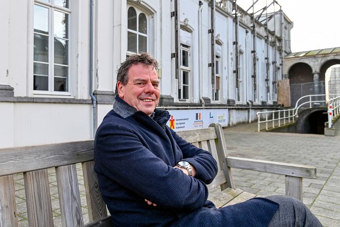 Ruud van den Boom, directeur Woonkwartier op een bankje voor de Mariabouw in het hart van het religieus erfgoed in Oudenbosch. ,,Wie mij kent weet dat ik hier voor warm loop.''