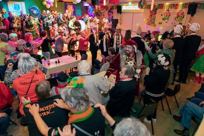 Vrolijke nostalgische liedjes tijdens Carnavalsmiddag KBO