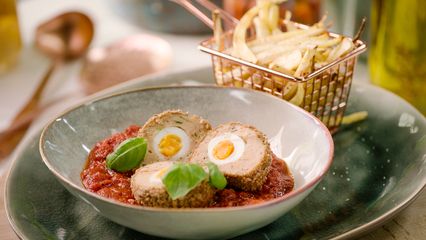 75. Vogelnestjes in tomatensaus met pastinaakfrietjes (Bart Kaëll)