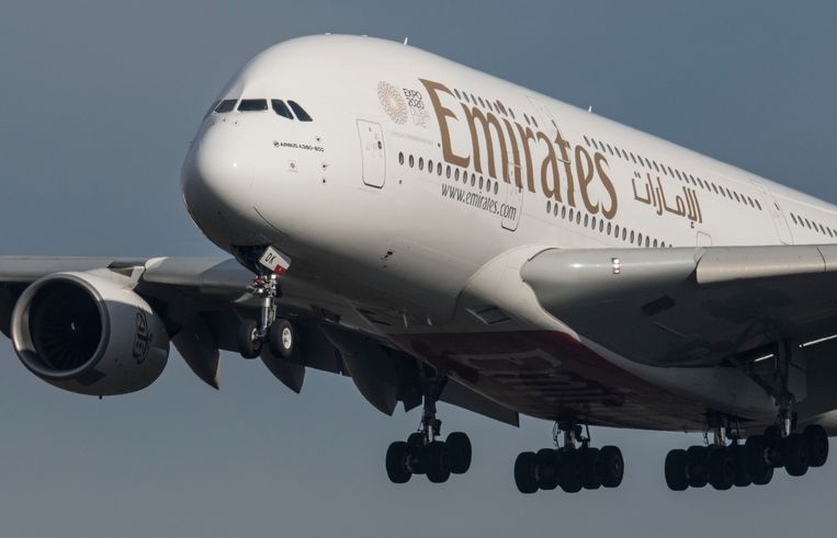 Een A380 van Emirates Airways. De emirati annuleerden hun bestelling van 39 toestellen, waardoor Airbus weinig heil meer ziet in verdere producties van de jumbo's.  Beeld Boris Roessler/dpa